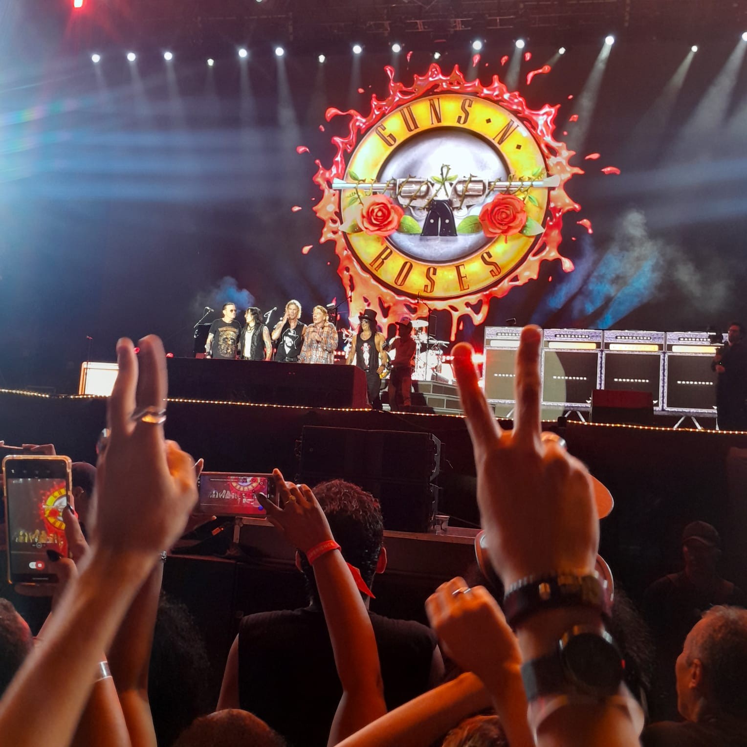 Torcedores do Paysandu puxam grito "Papão" durante show do Guns N' Roses no Mangueirão