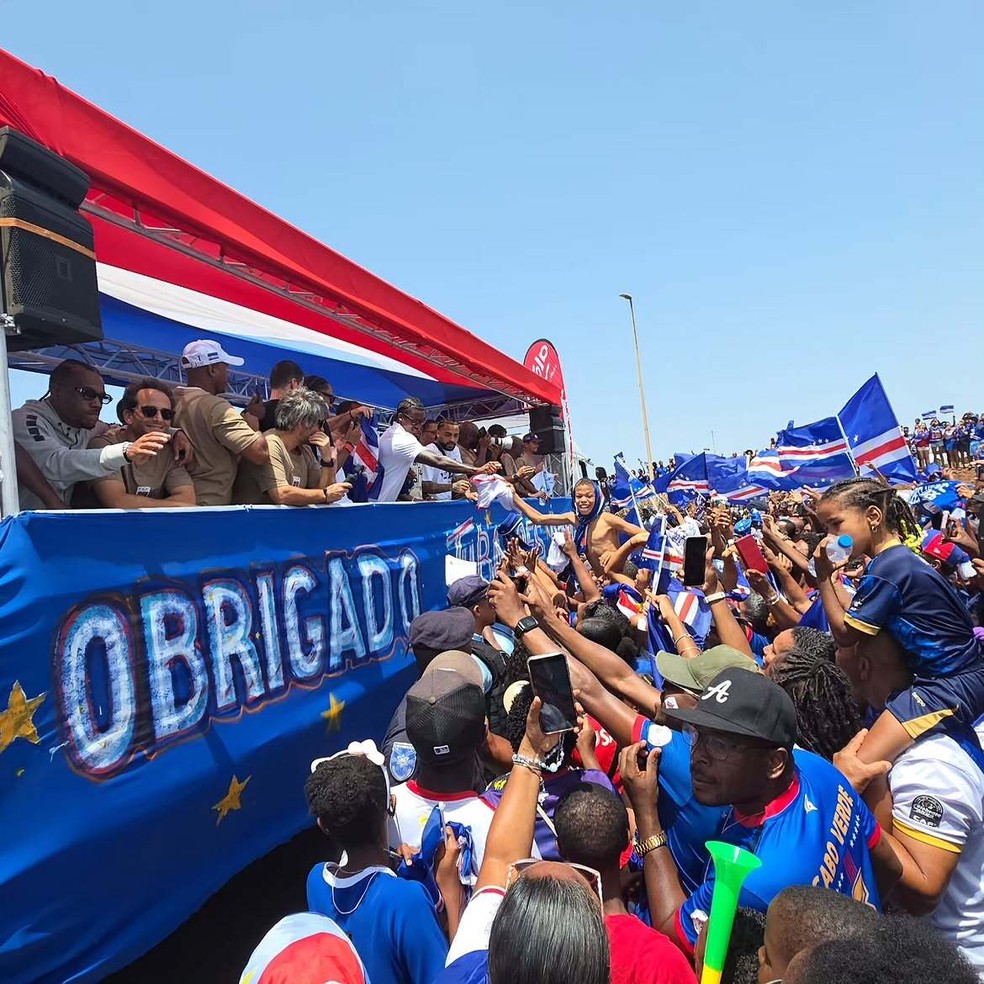 Torcedores celebram chegada dos jogadores de Cabo Verde na capital Praia — Foto: Raphael Bózeo
