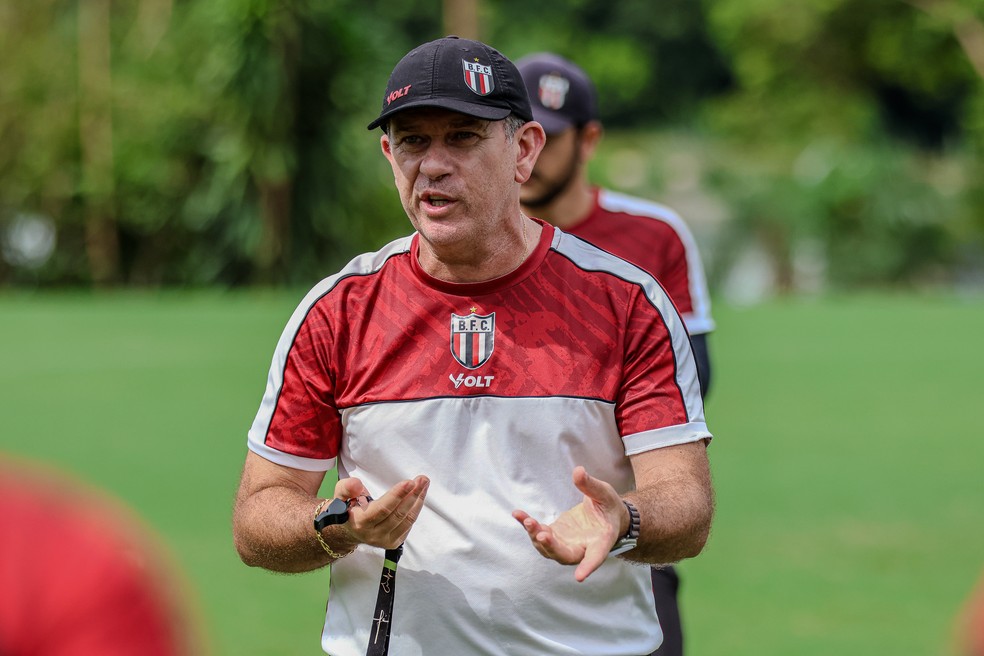 Cláudio Tencati, técnico do Botafogo-SP — Foto: João Victor Cristovão / Agência Botafogo