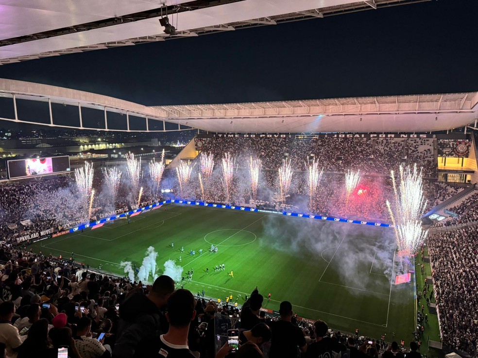 Corinthians anunciou novo patrocinador no intervalo do jogo contra o Grêmio — Foto: Emilio Botta