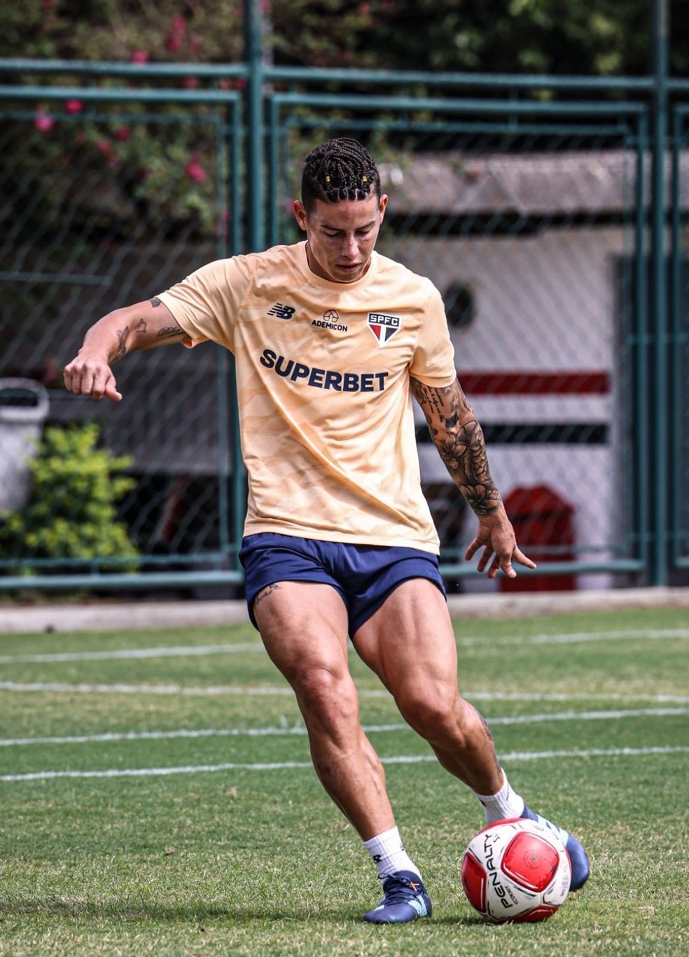 James Rodríguez em treino do São Paulo — Foto: Rubens Chiri/saopaulofc