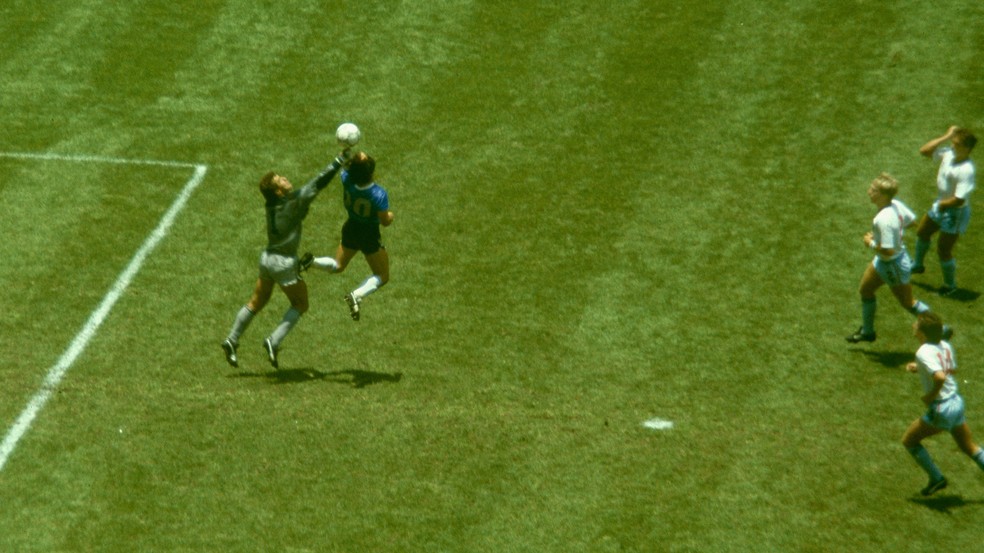Maradona faz o gol "Mão de Deus" na Copa de 1986. Quartas de final: Argentina x Inglaterra — Foto: Getty Images