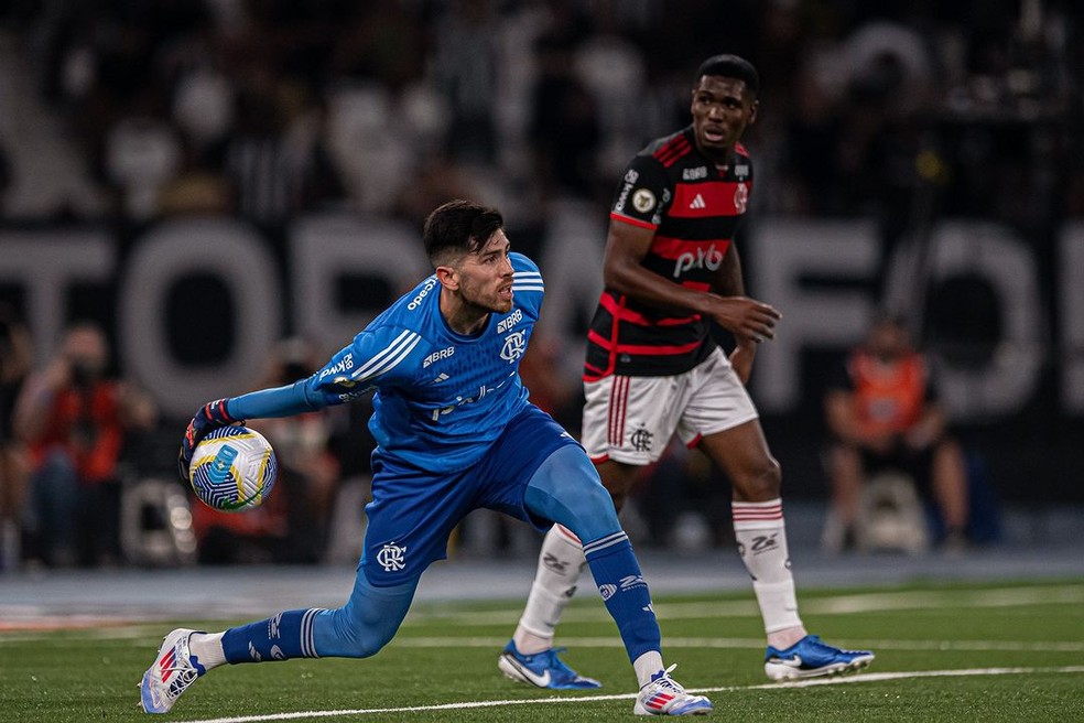 Rossi em ação no clássico entre Botafogo e Flamengo — Foto: Flamengo