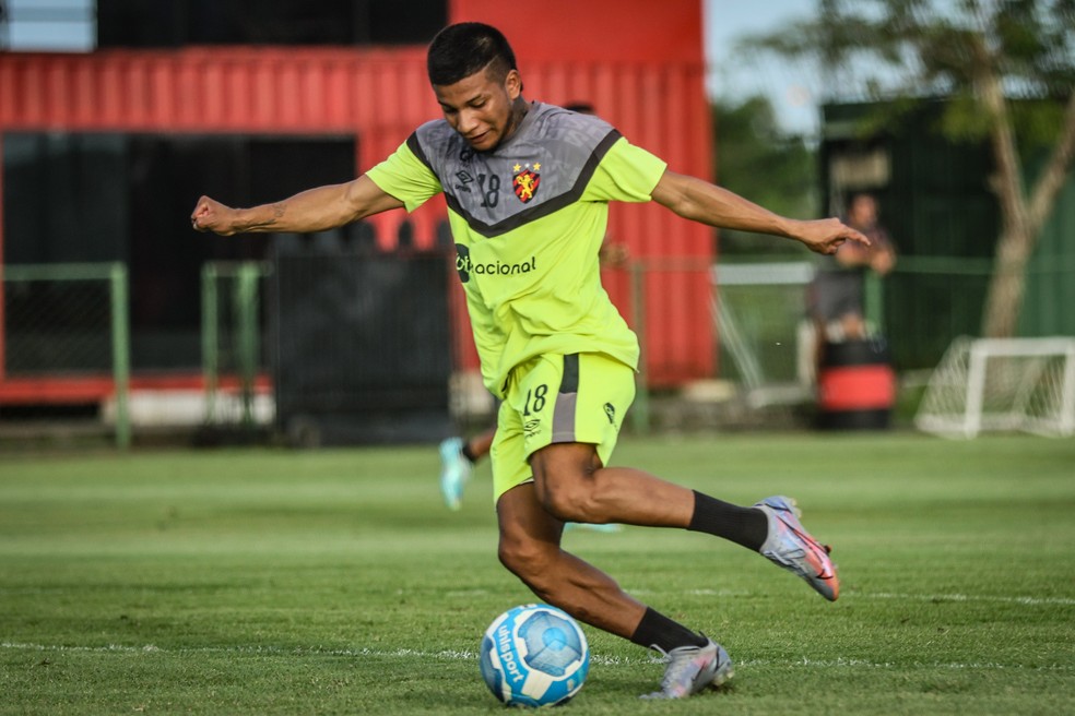 Negueba em treino pelo Sport no CT &mdash; Foto: Rafael Bandeira / SCR
