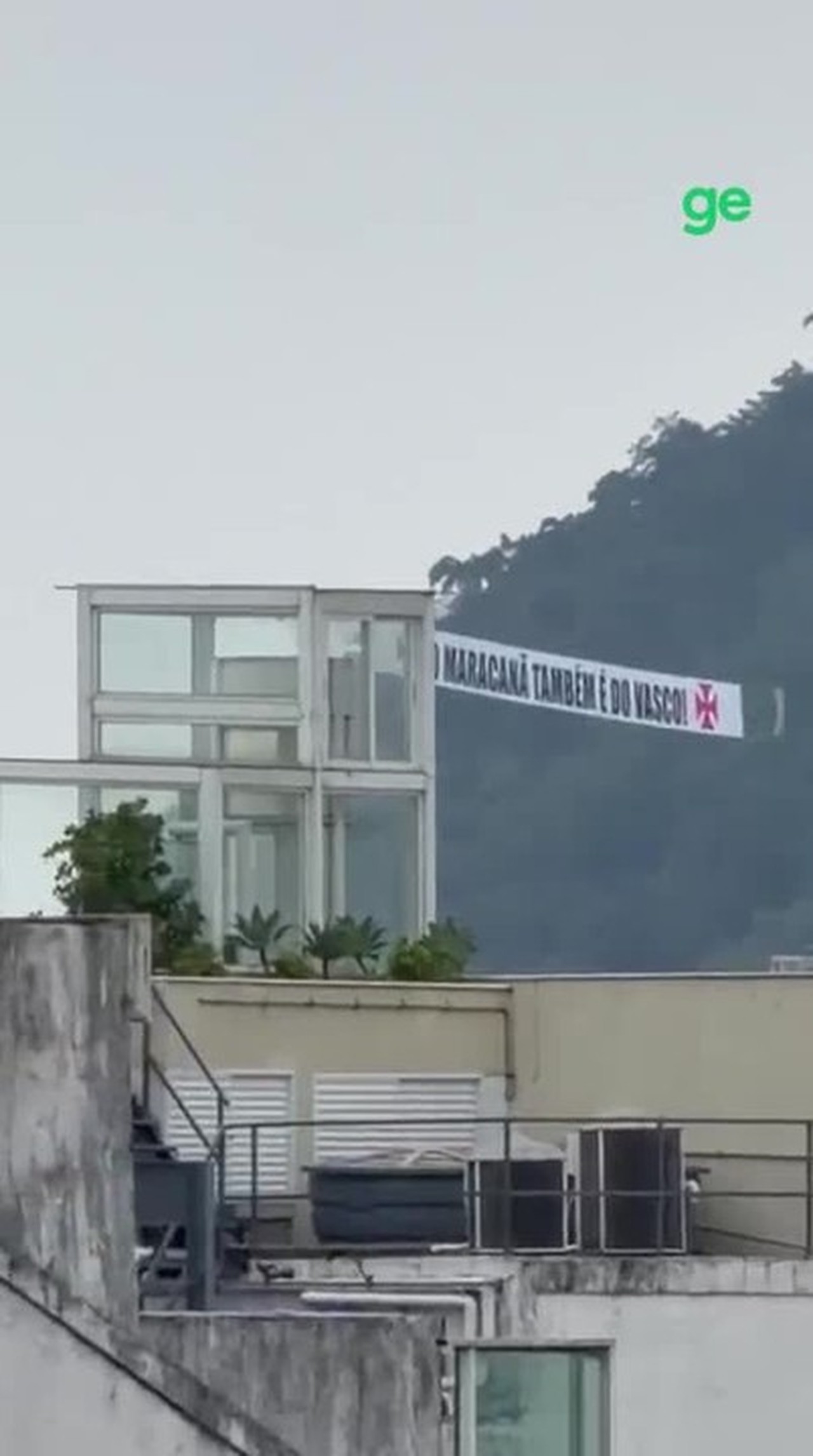 Avião sobrevoa praias do Rio com faixa de protesto antes de jogo da NFL: "O Maracanã também é do Vasco"