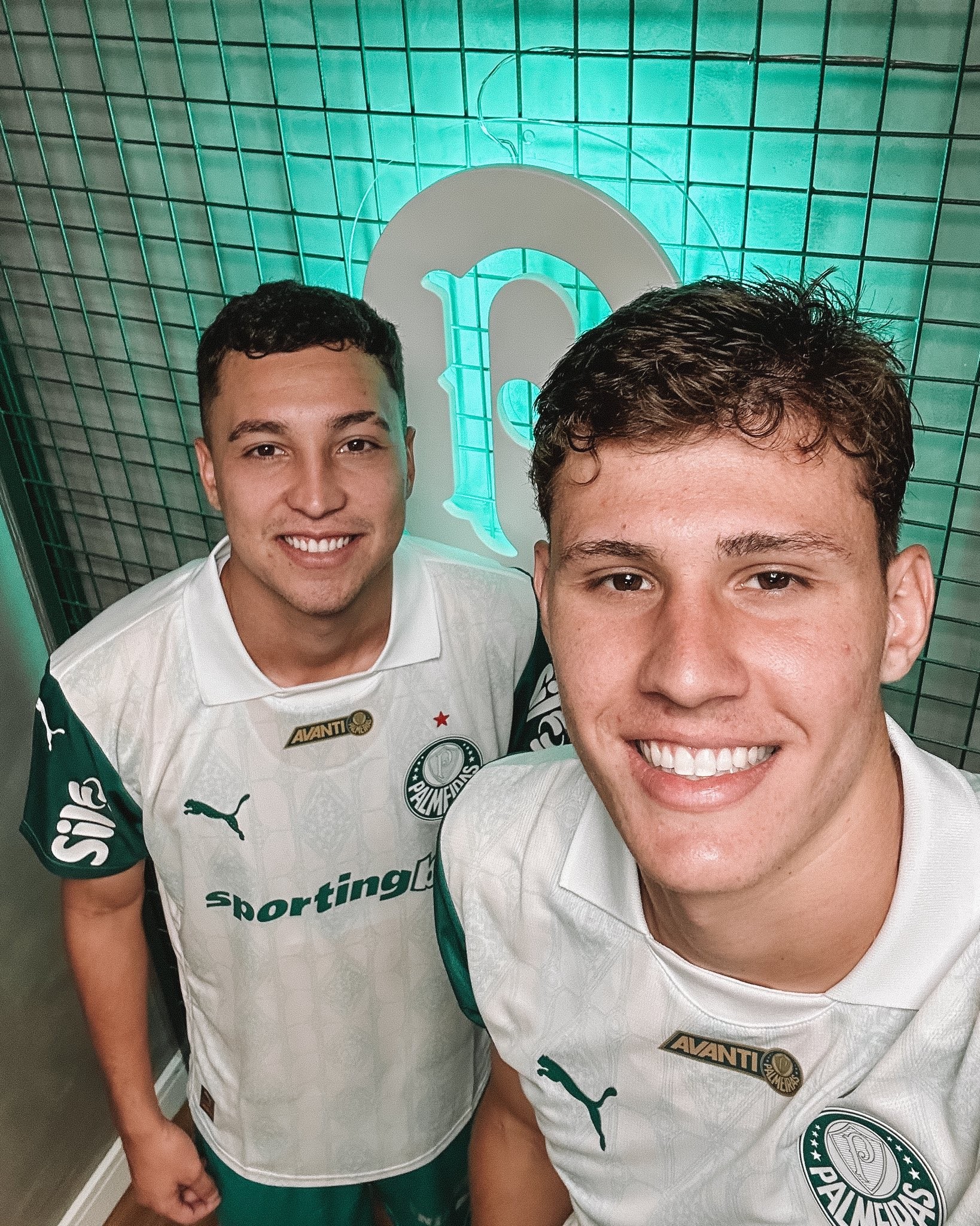 Palmeiras renova contratos de jovens promessas para proteger patrimônio esportivo.