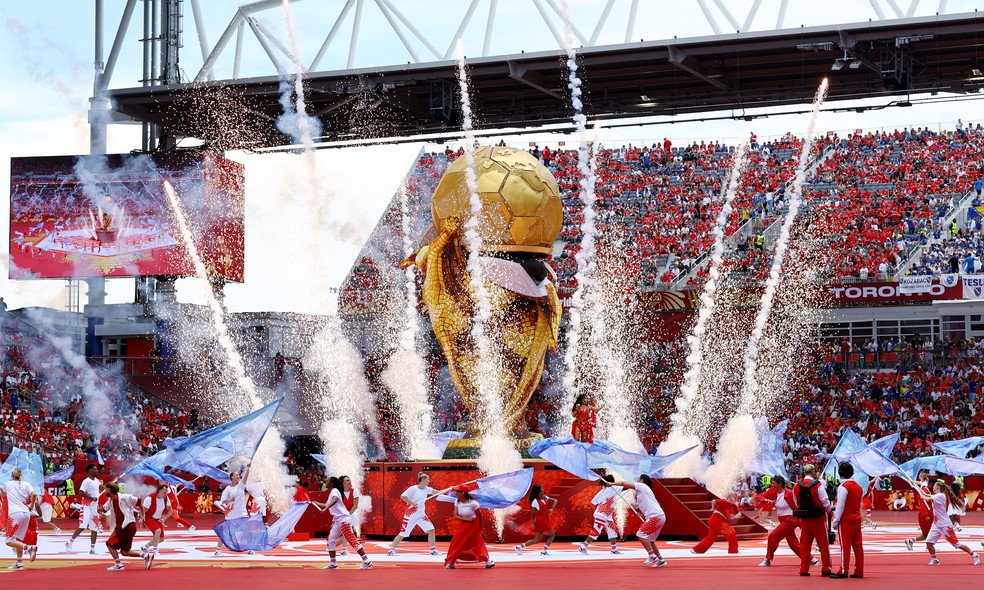 Reprodução da taça na abertura Copa 2026 — gafe com taça