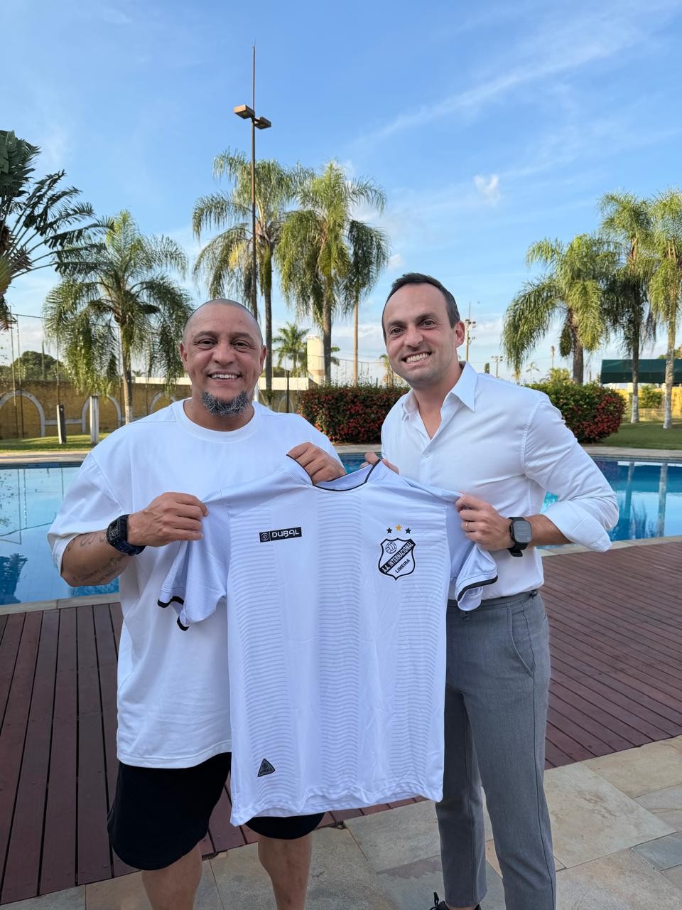 Roberto Carlos recebe camisa da Inter de Limeira e aguarda contrato para detalhar SAF