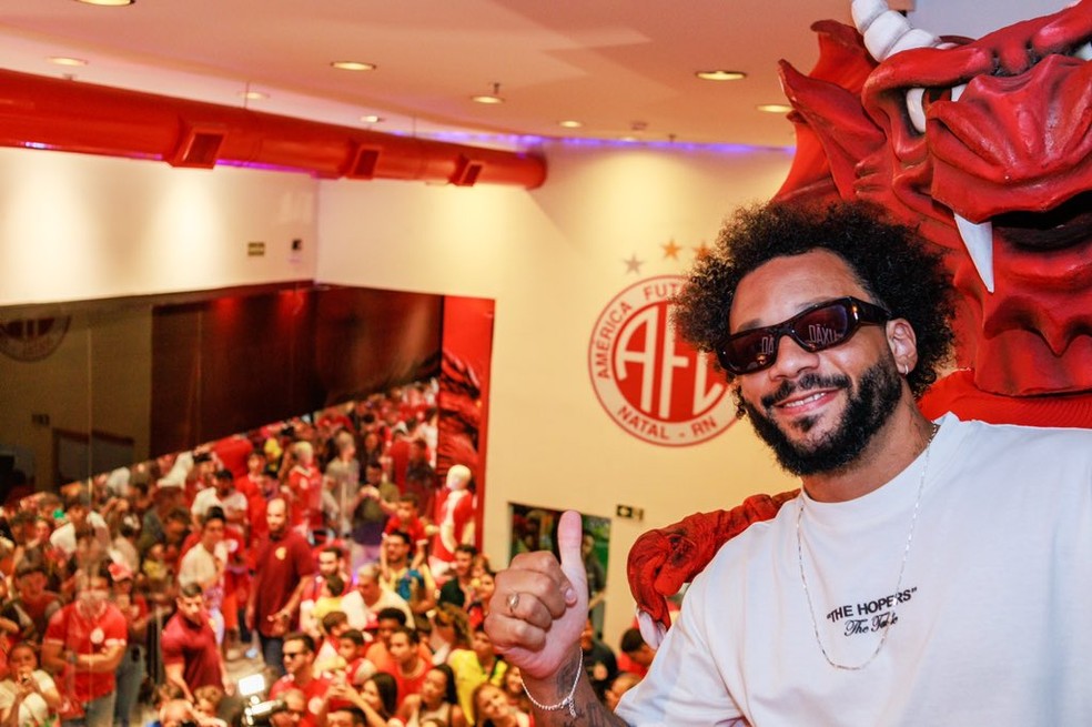 Investidor de SAF do América-RN, Marcelo é recebido com festa em Natal — Foto: Gabriel Leite/América FC