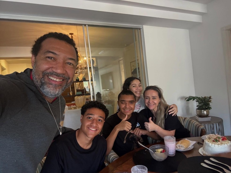 Lucas Severino divulga foto de Pedro Severino com a família — Foto: Redes Sociais
