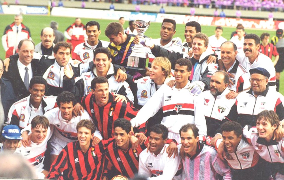 Jura (ao lado esquerdo de Cafu) comemora título Mundial de 1993 com o São Paulo — Foto: Arquivo Histórico / saopaulofc.net