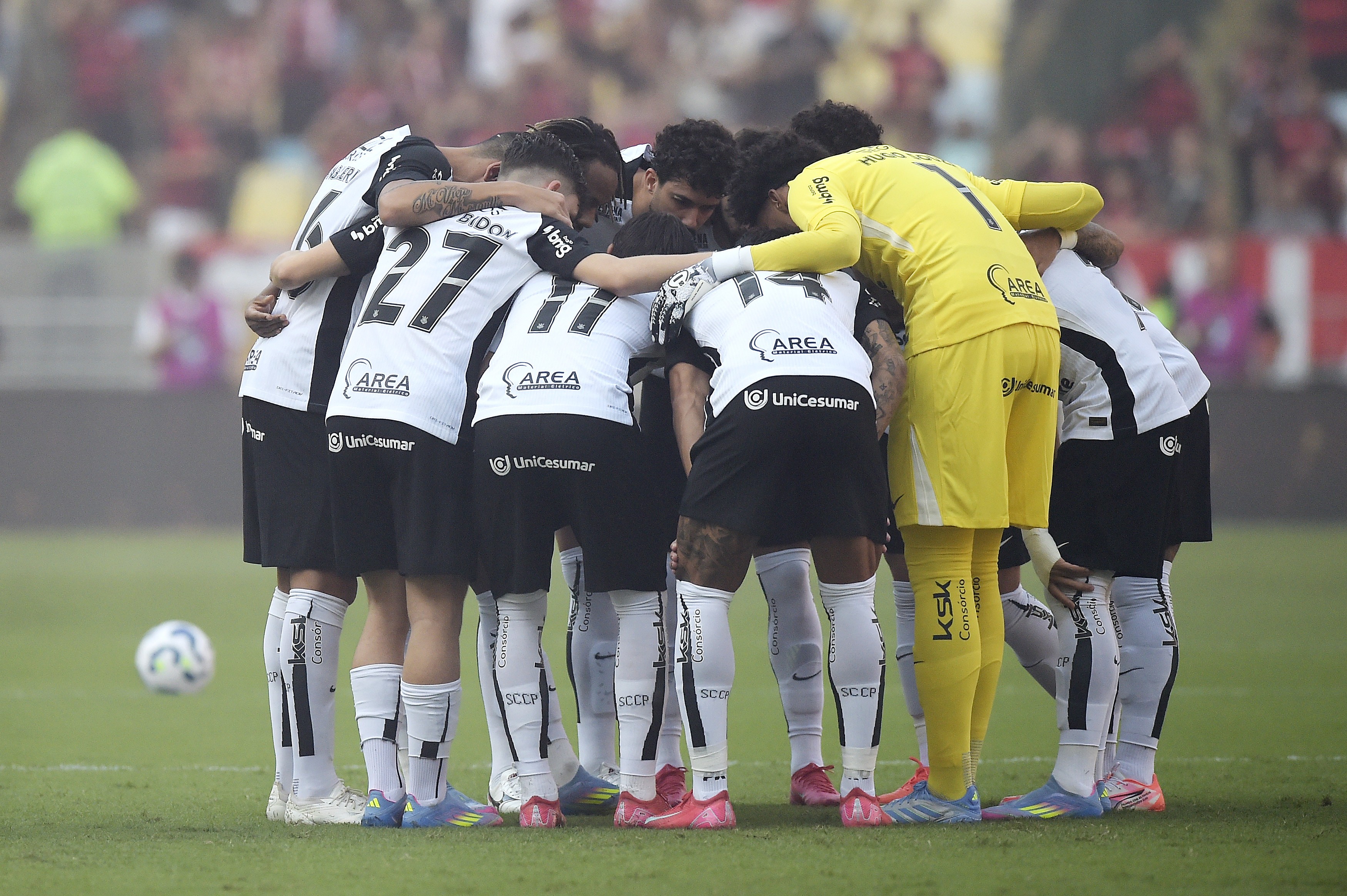 Falhas de Hugo Souza contribuem para derrota do Corinthians no Maracanã.
