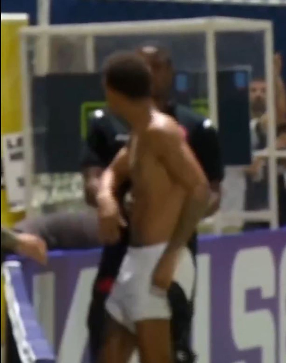 João Victor discute com torcedores do Vasco — Foto: Reprodução