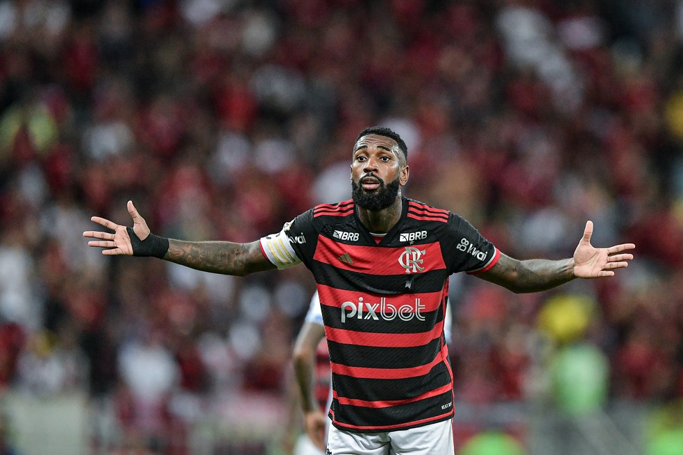 Gerson peita adversário após sofrer falta que resultou no segundo gol do Flamengo contra o Cruzeiro — Foto: Thiago Ribeiro/AGIF