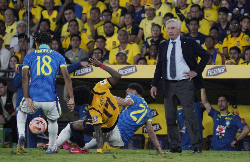 Ancelotti, em Equador x Brasil, pelas Eliminatórias da Copa de 2026 — Foto: Reuters