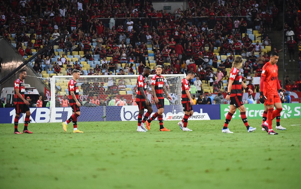 Time do Flamengo cabisbaixo após perder título carioca em 2023 — Foto: André Durão/ge