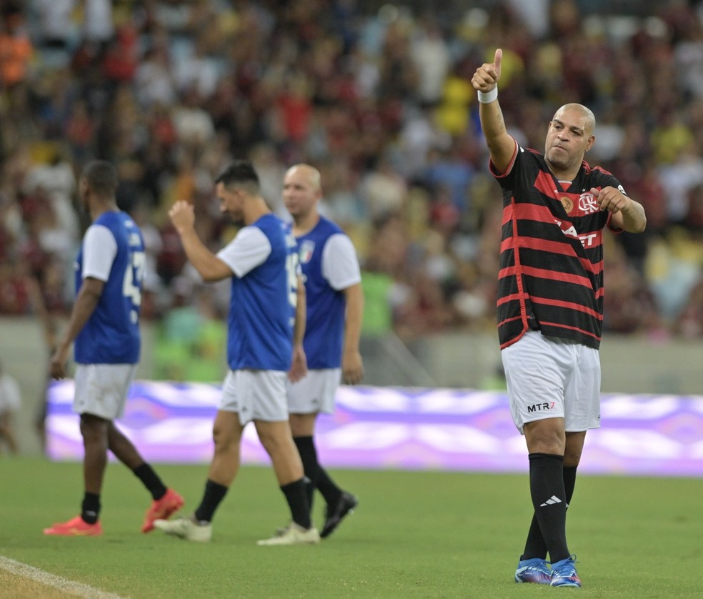 Adriano despedida — Foto: André Durão