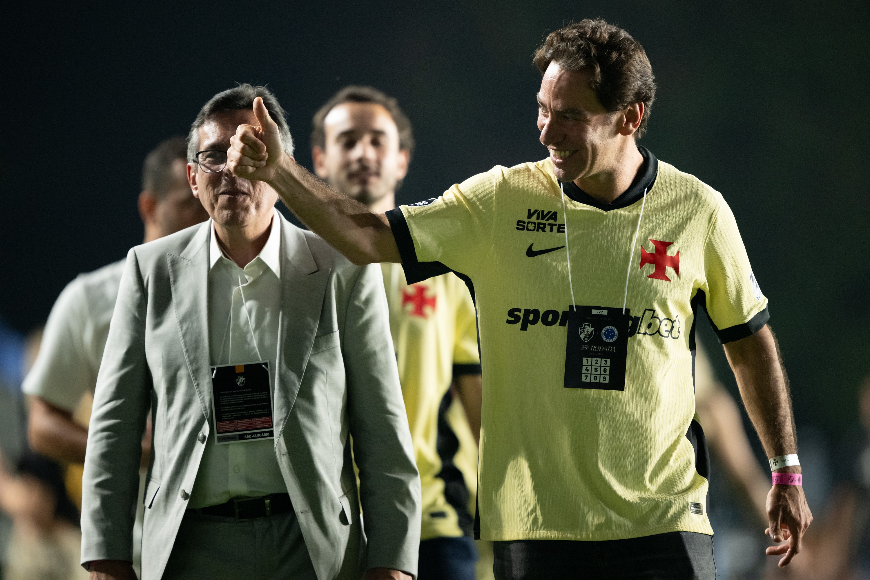 Marcos Lamacchia é recebido com torcida no Vasco x Cruzeiro enquanto negocia compra da SAF