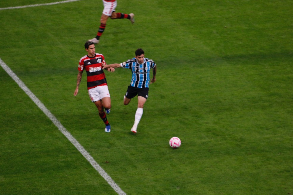 Pedro e Villasanti em Grêmio x Flamengo — Foto: João Victor Teixeira
