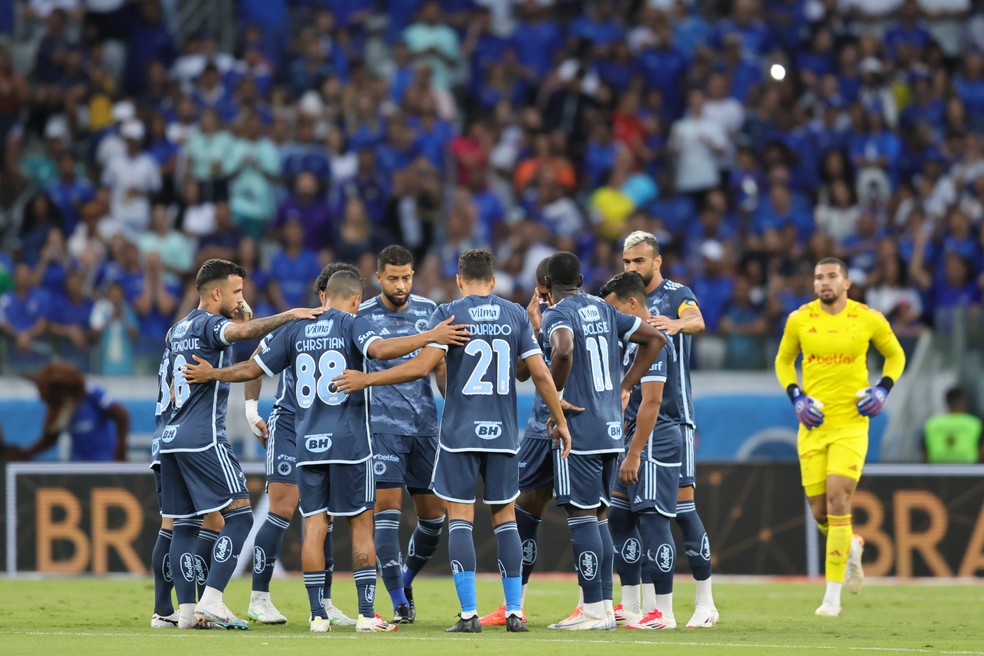 Jogadores do Cruzeiro antes da partida contra o Uberlândia, no Mineirão