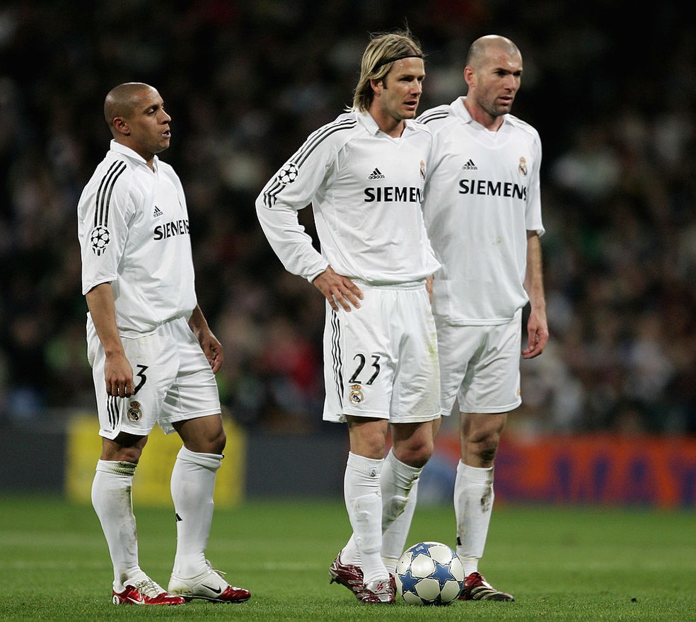 Real Madrid tinha Robert Carlos, David Beckham e Zinedine Zidane na temporada 05/06 — Foto: Richard Heathcote/Getty Images