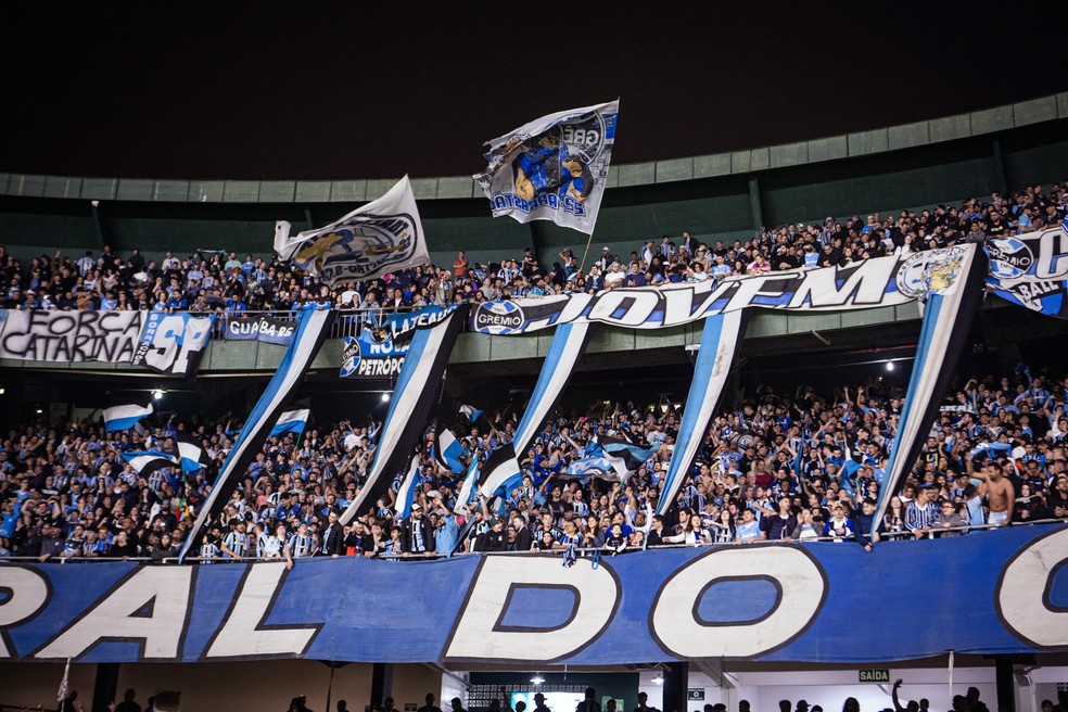 Torcida do Grêmio no Couto Pereira em jogo contra o Coritiba em 2023