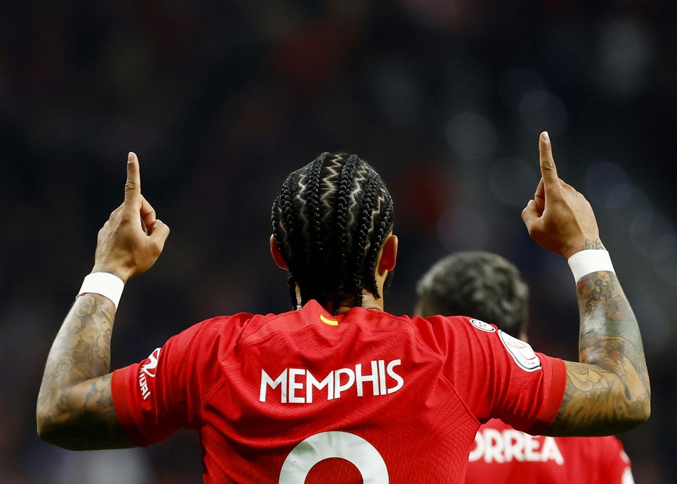 Memphis Depay celebra gol do Atlético de Madrid sobre o Sevilla — Foto: REUTERS