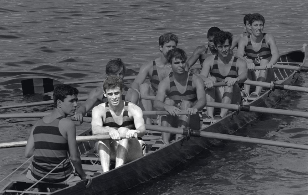 Stuart Angel em 1965, com grupo de remadores do Flamengo &mdash; Foto: Arquivo / O Globo