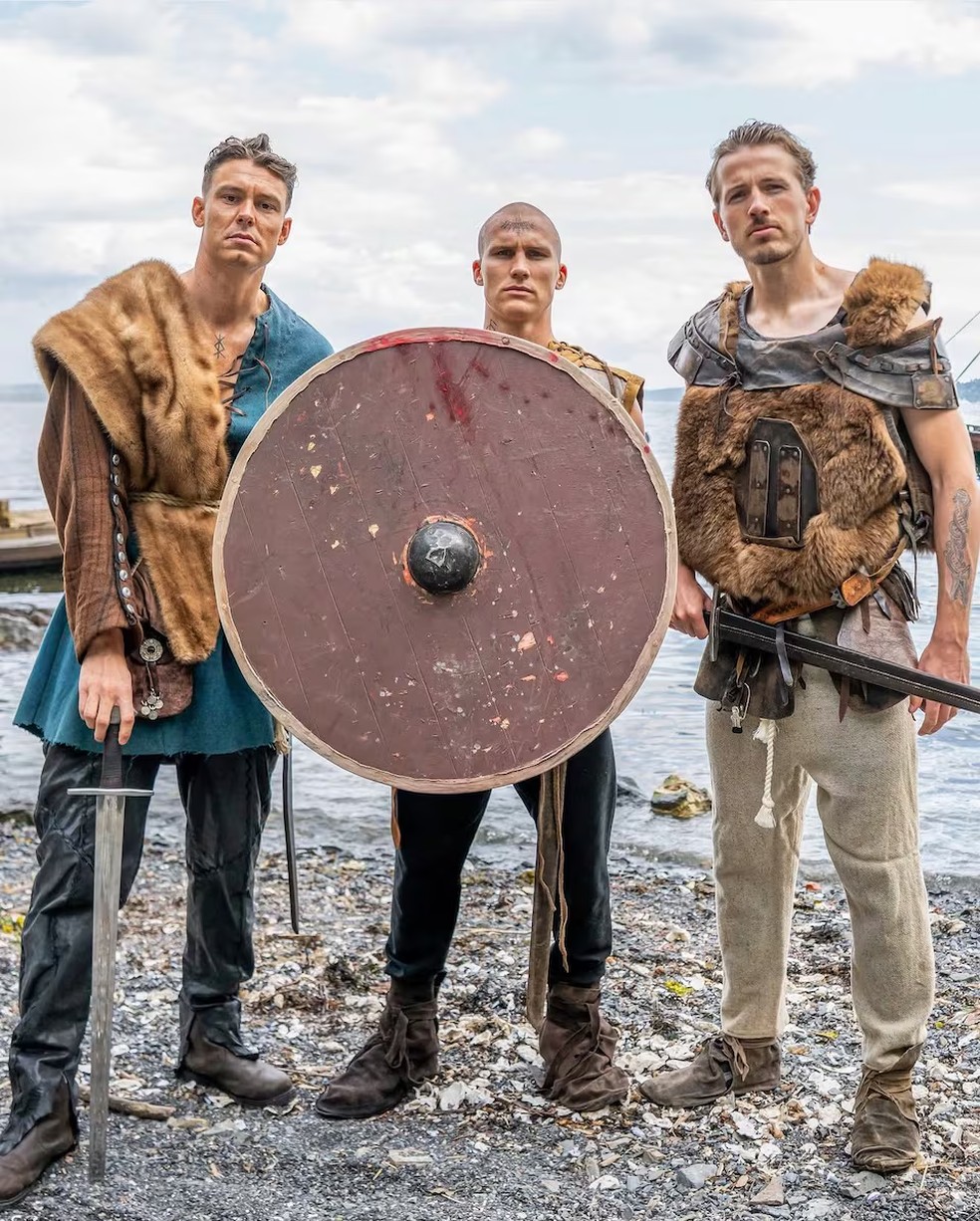Ostigard posa caracterizado de viking em ensaio da seleção da Noruega