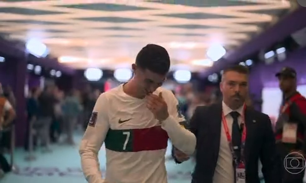 Cristiano Ronaldo chora ao ir para o vestiário, Marrocos x Portugal — Foto: reprodução/vídeo