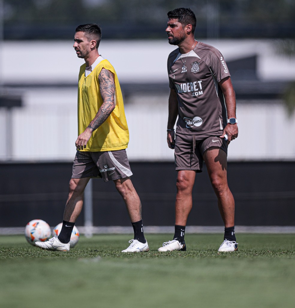 Igor Coronado e o técnico Antônio Oliveira, em treino do Corinthians — Foto: Rodrigo Coca / Ag.Corinthians