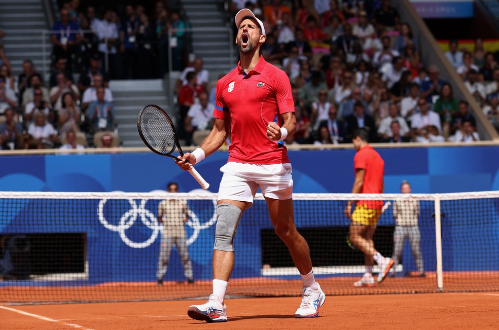 Novak Djokovic contra Carlos Alcaraz na final do tênis nas Olimpíadas de Paris 2024 — Foto: REUTERS/Violeta Santos Moura