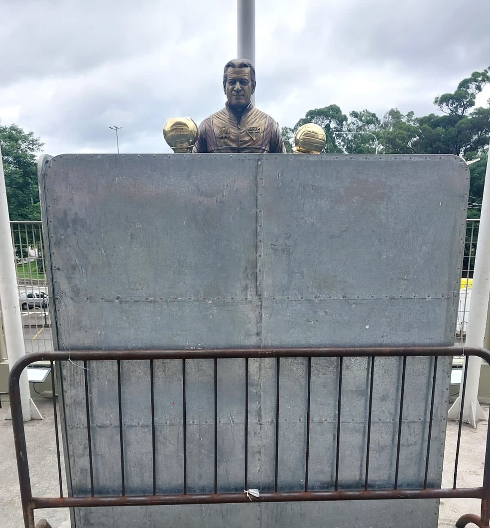 Estátua de Telê Santana foi isolada no Morumbi antes de clássico entre Palmeiras e Santos, pelo Paulistão  — Foto: Reprodução Internet
