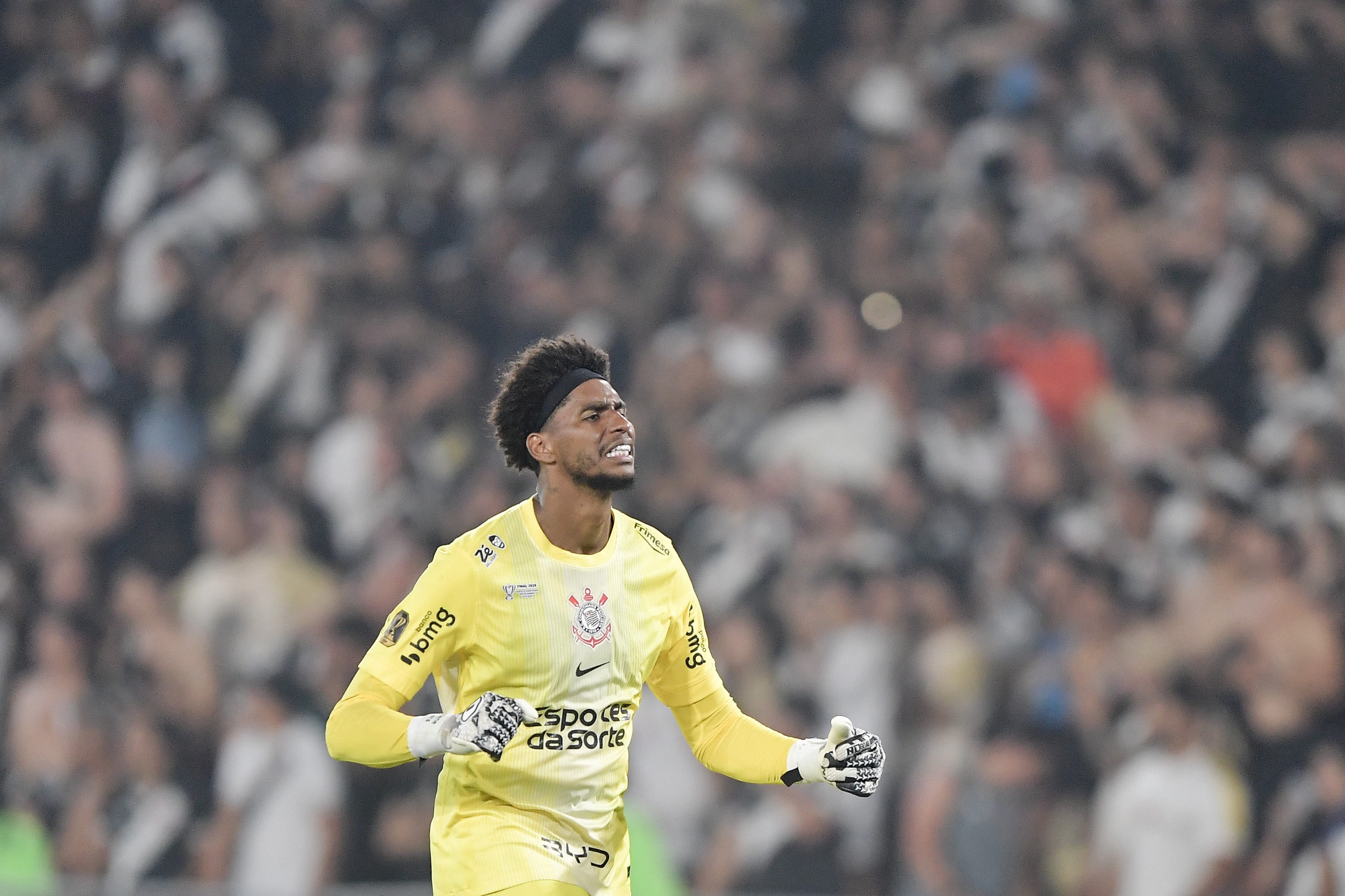 Corinthians desafia críticas e conquista título, enquanto Hugo Souza destaca a superação do time