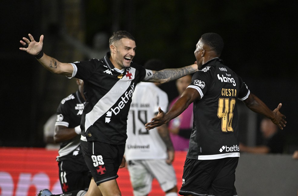 Cuesta e Vegetti comemoram; Vasco x Ceará; Brasileirão 2025 — Foto: André Durão