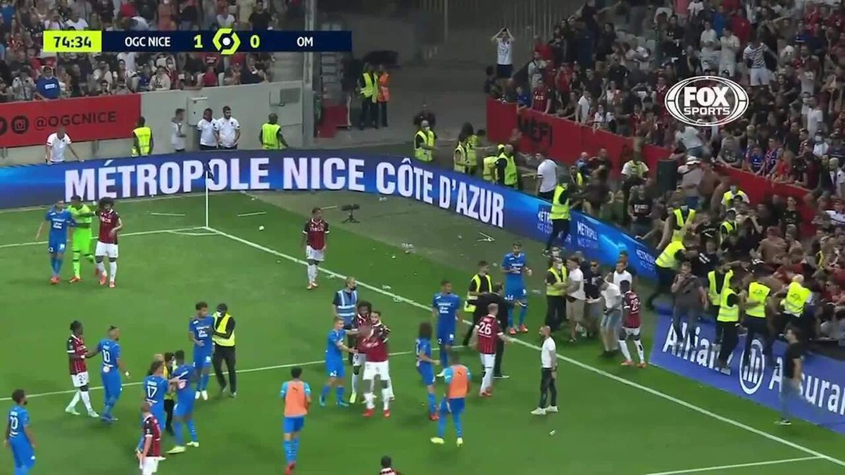 Jogo entre Nice e Olympique de Marselha é paralisado por faixas