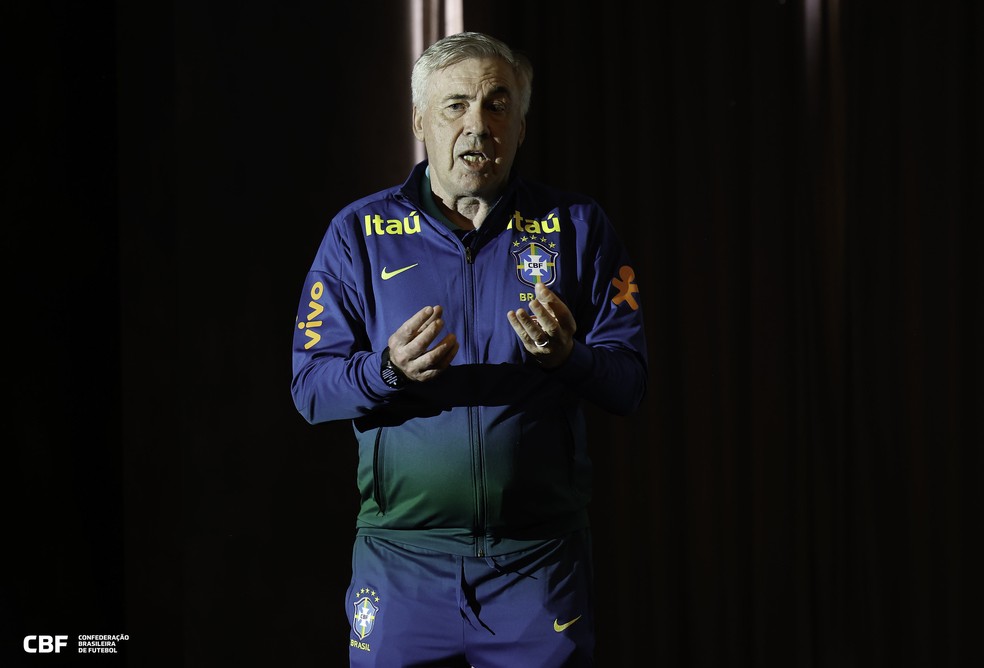 Carlo Ancelotti durante apresentação ao grupo da seleção brasileira — Foto: Rafael Ribeiro / CBF