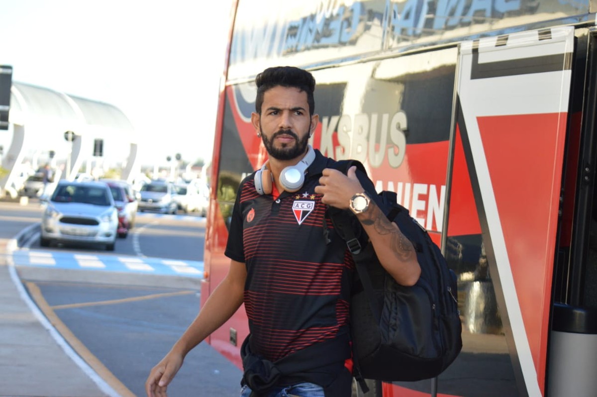 Sem acordo, lateral Jonathan e volante Nathan deixam o Atlético-GO ...