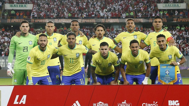 Jogadores titulares da seleção brasileira na partida contra o Peru