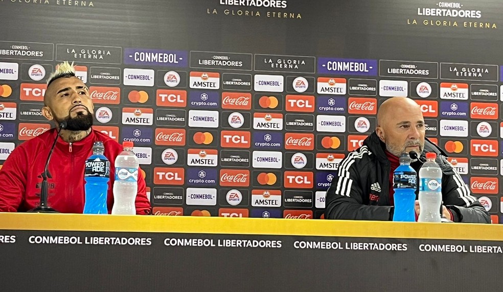 Vidal e Sampaoli concedem coletiva após empate do Flamengo — Foto: Thayuan Leiras