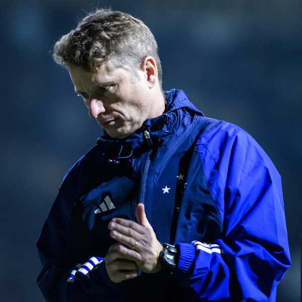 Técnico do Cruzeiro, Fernando Seabra comanda equipe invicta no Mineirão.
