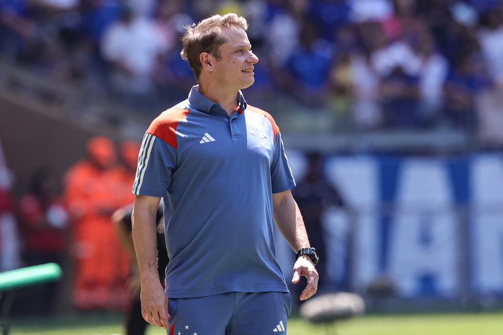 Fernando Seabra, técnico do Cruzeiro, durante a partida contra o Atlético-GO