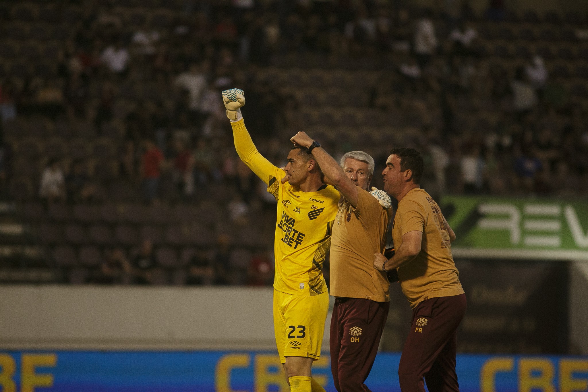Odair sai em defesa do goleiro Santos após Copa do Brasil: "Vamos jogar um ídolo na sarjeta?"