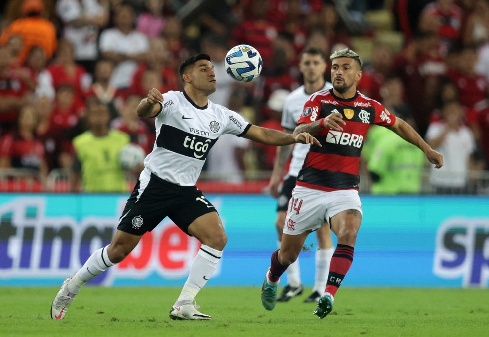 Arrascaeta em ação contra o Olimpia — Foto: REUTERS/Ricardo Moraes