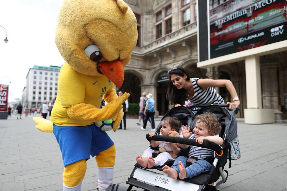 Canarinho Pistola sai pelas ruas de Viena e faz sucesso com a criançada  local, seleção brasileira