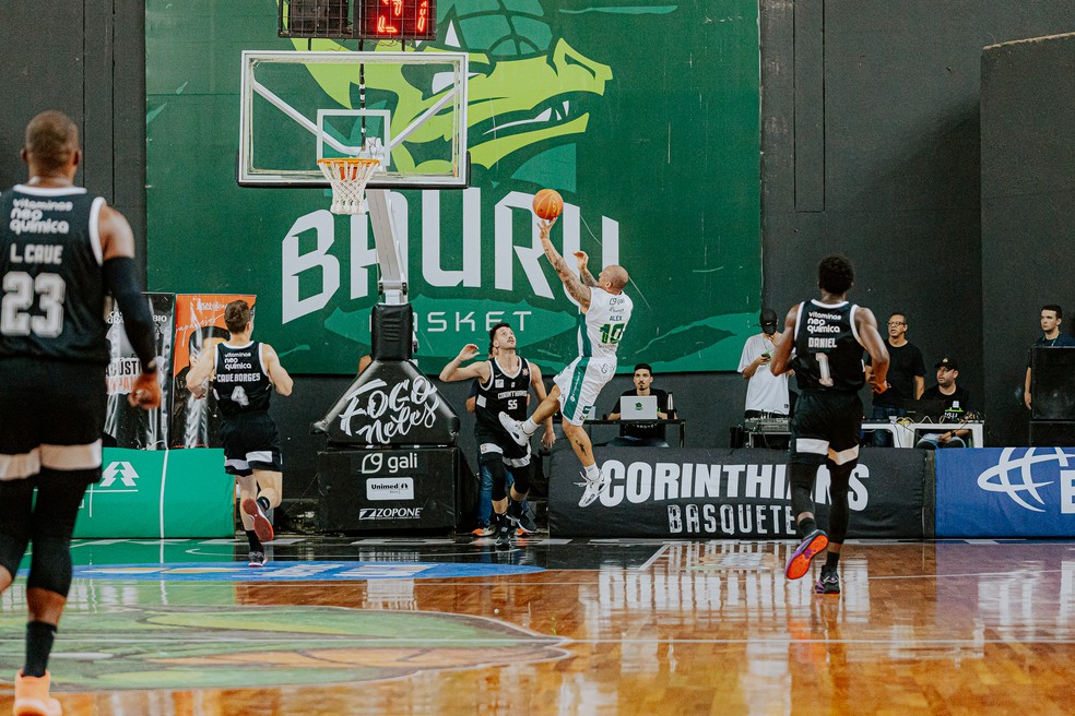 Arremesso de Alex Garcia no duelo entre Bauru Basket e Corinthians — Foto: Andrews Clayton/Bauru Basket