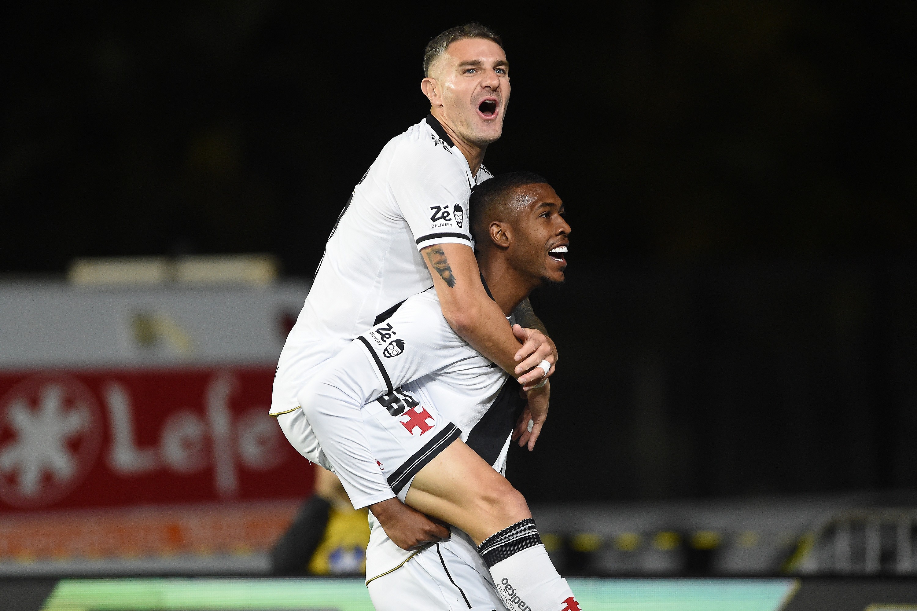 Com Diniz, Vasco diminui dependência de Vegetti e vê Rayan assumir protagonismo