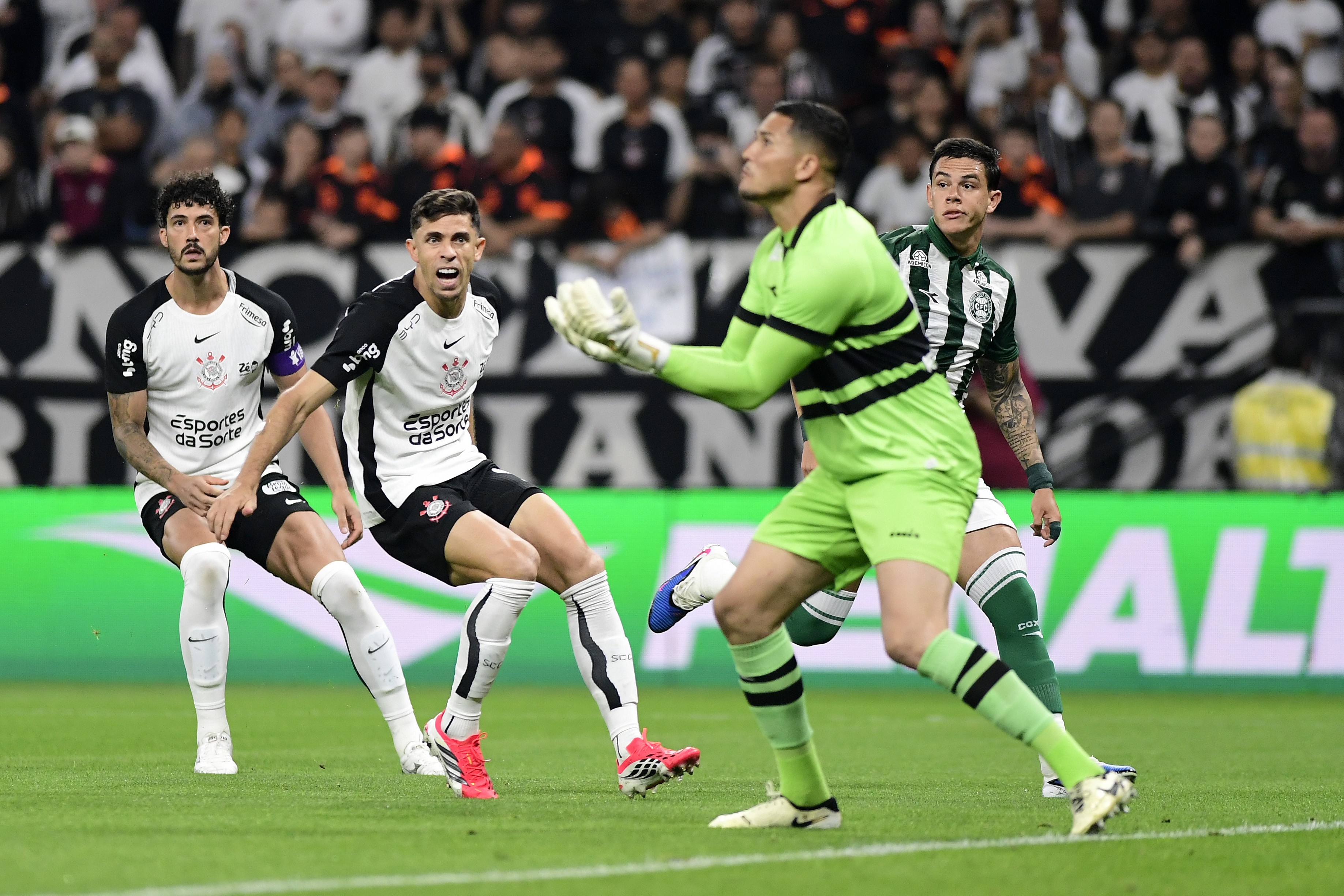 Corinthians Frustra Torcida em Noite de Festividades com Lingard e Spike Lee ao Sofrer Sua Pior Derrota do Ano