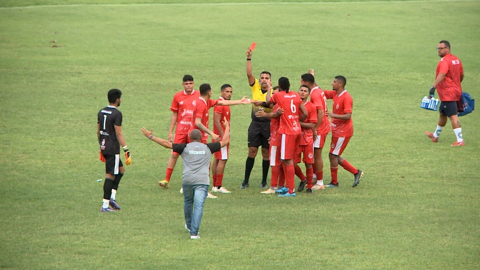 Valdomiro Ferreira, técnico do 4 de Julho, é expulso contra Piauí — Foto: Rede Clube