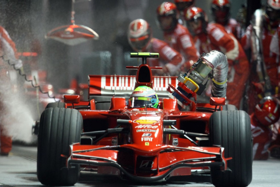 Mangueira de reabastecimento presa na Ferrari de Felipe Massa no GP da Singapura de 2008 — Foto: EUGENE HOSHIKO/AFP via Getty Images